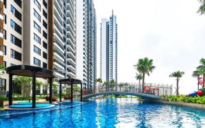 Cận cảnh hồ bơi resort nước mặn tại căn hộ The View Riviera Point quận 7.